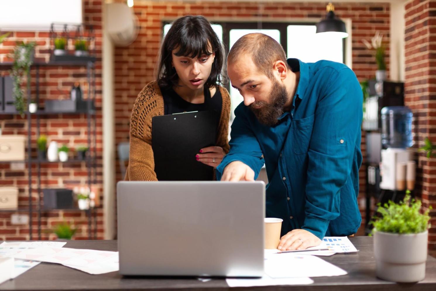 Equipo de kedrulovia trabajando en análisis financiero colaborativo